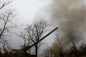 VIDEO: Cận cảnh Nga triển khai pháo Giatsint-B nhắm vào mục tiêu Ukraine