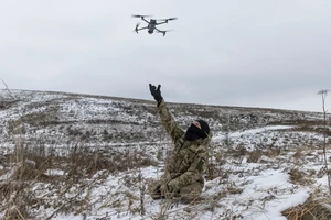 VIDEO: Lính Ukraine nã đạn liên tục, bắn hạ UAV Nga