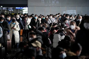 Nhà ga chật kín, tàu đêm tăng cường chở dân Trung Quốc về quê đón năm mới 