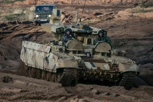 VIDEO: Xe bọc thép Nga phối hợp pháo kích vào quân Ukraine trong rừng 