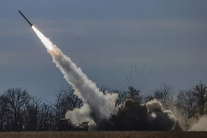 VIDEO: HIMARS Ukraine khai hỏa ngay trên đường 