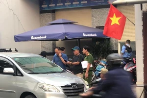 Tạm giữ 2 thanh niên xông vào ngân hàng đe dọa nhân viên