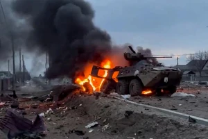 VIDEO: Loạt UAV Ukraine phá hủy xe tăng Nga ở Donetsk