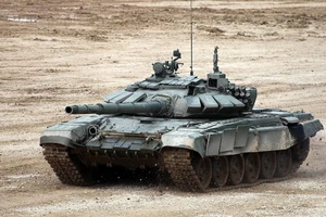 VIDEO: Uy lực tăng chiến T-80 và T-72 