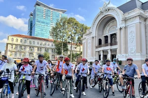 Hàng trăm người đạp xe tại TP.HCM nhân kỷ niệm 50 năm quan hệ Việt Nam - Hà Lan
