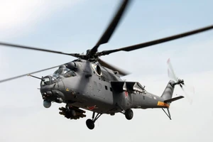 VIDEO: Trực thăng Mi-35 Nga bay sát đất nhả đạn vào mục tiêu Ukraine