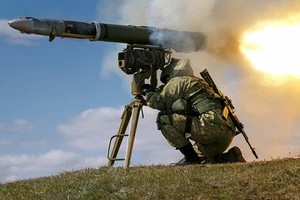 VIDEO: Lính Nga triển khai tên lửa chống tăng Komet trong mưa