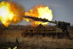 VIDEO: Pháo tự hành của Nga 'nấp' trong rừng ngăn chặn Ukraine