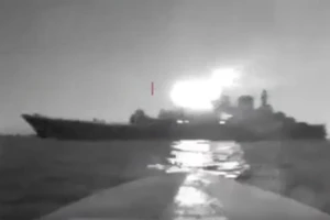 VIDEO: Tàu nghi thuộc hải quân Nga bị đánh chìm được lai dắt về căn cứ ở Biển Đen