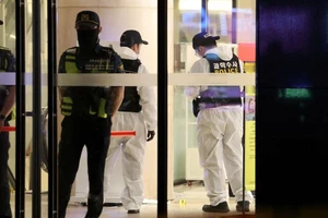 Tông xe, đâm dao khủng bố ở Hàn Quốc: 1 người chết, 12 người bị thương