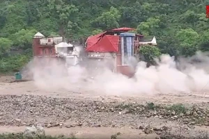 VIDEO: Cả ngôi trường đại học đổ ập xuống dòng lũ xiết 