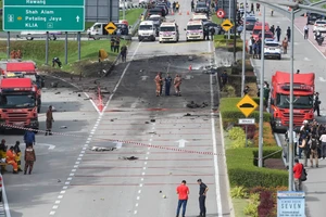 Kinh hoàng máy bay đâm xuống cao tốc tông ô tô, xe máy, 10 người chết 