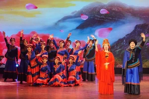 Ảnh, Video: Ấn tượng rối khổng lồ Tứ Xuyên trong buổi diễn nghệ thuật Trung Quốc