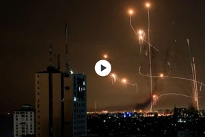 VIDEO: Hệ thống Vòm Sắt của Israel chặn loạt rocket Hamas bắn sang