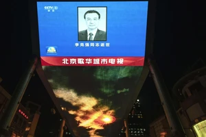 Ảnh, video: Người dân đặt hoa thương tiếc cố Thủ tướng Lý Khắc Cường