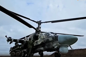 VIDEO: 'Cá sấu' Ka-52 Nga khai hỏa vào Ukraine ở độ cao cực thấp