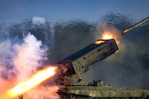VIDEO: 'Hỏa thần nhiệt áp' TOS-1A Solntsepyok Nga bị HIMARS Ukraine bắn cháy