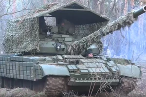 VIDEO: Xe tăng T-62M Nga bắn rát cứ điểm Ukraine ở sông Dnieper
