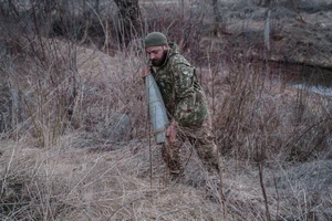 Chuyện người lính Ukraine 'săn' đạn pháo Nga