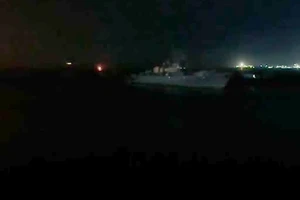 VIDEO: Tàu chiến Nga tung hỏa lực dữ dội vào xuồng tự lái Ukraine