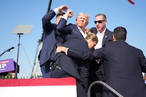 Ông Trump bị chảy máu tai ở nơi tranh cử sau khi có âm thanh nghe như tiếng súng