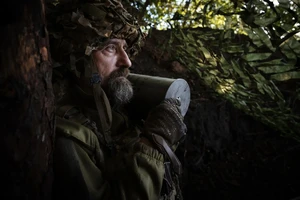 Ukraine nặng gánh hai vai 