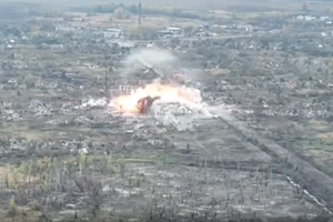 VIDEO: Nga nã bom lượn vào 1 sở chỉ huy Ukraine tại Kharkiv
