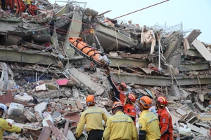 Động đất Myanmar: Chạy đua cứu người khi 'cánh cửa vàng' khép lại; Đội cứu trợ của Mỹ đến Myanmar 