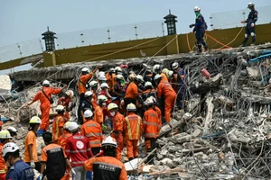 Chính quyền Myanmar ngừng bắn để cứu hộ động đất; Thái Lan tìm thấy 14 thi thể