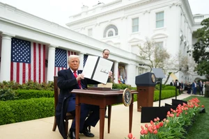 Hải quan Mỹ bắt đầu thu thuế đối ứng cơ bản 10%; Các nước khẩn trương đàm phán