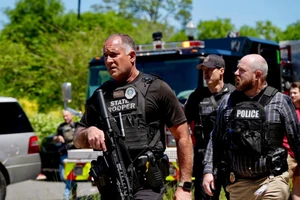 Sinh viên xả súng trong trường ĐH, 2 người chết, 6 người bị thương 