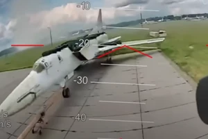 VIDEO: Cận cảnh máy bay Nga bị tấn công trong chiến dịch Mạng nhện của Ukraine 