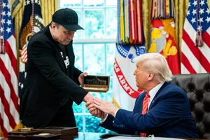 Toàn cảnh cuộc đấu khẩu gay gắt Trump-Musk