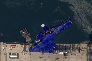 Bí ẩn đội khí cầu quanh tàu chiến bị lật của Triều Tiên