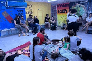 Iran đáp trả mạnh, còi báo động vang khắp Israel, ông Netanyahu xuống boongke chỉ đạo