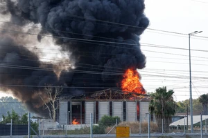 Xung đột Iran-Israel leo thang nóng, dân tình khốn khổ