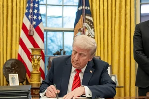 Tổng thống Trump ký sắc lệnh dỡ bỏ trừng phạt Syria 