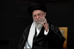 VIDEO: Lãnh tụ tối cao Iran lần đầu xuất hiện sau cuộc chiến với Israel