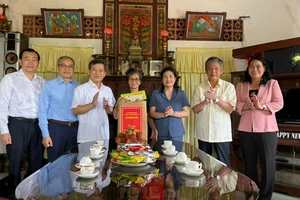 Chánh án TAND tối cao thăm, tặng quà gia đình chính sách tại Vĩnh Long 