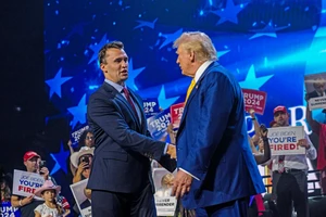 Đồng minh bị bắn tỉa, ông Trump lệnh treo cờ rủ, ông Obama lên tiếng