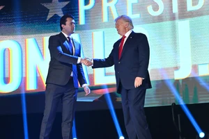 Ông Trump truy tặng huân chương cho đồng minh bị bắn, FBI treo thưởng 100.000 USD tìm nghi phạm