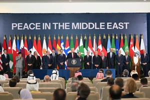 Tổng thống Trump và chuyến công du Trung Đông lấp lánh huân chương 