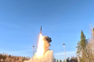VIDEO: Cận cảnh Nga phóng tên lửa đạn đạo liên lục địa Yars dưới sự giám sát của ông Putin