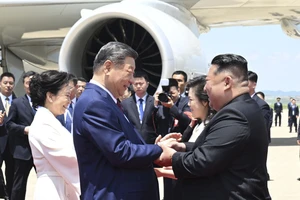 VIDEO: Triều Tiên nồng nhiệt đón ông Tập Cận Bình tới thăm