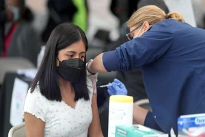 Tiêm chủng vaccine COVID-19 cho người dân ở bang California, Mỹ. Ảnh: REUTERS