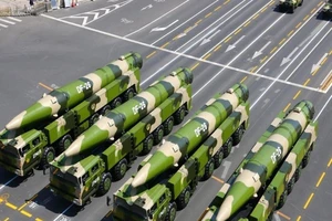 Tên lửa đạn đạo tầm trung của Trung Quốc Đông Phong 26 (DF-26). Ảnh: TÂN HOA XÃ