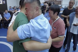 Cảnh đoàn tụ xúc động của gia đình ông Guo Gangtang. Ảnh: CCTV