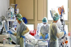 Nhân viên y tế tiến hành điều trị bệnh nhân nhiễm COVID-19 tại bệnh viện Klinikum Darmstadt, Đức. Ảnh: REUTERS