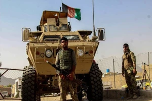 Lực lượng an ninh Afghanistan tại một trạm kiểm soát gần biên giới Spin Boldak, Afghanistan với Pakistan. Ảnh: EPA