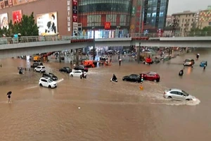 Mưa lớn nhiều ngày gây lũ lụt nghiêm trọng tại TP Trịnh Châu, Hà Nam, Trung Quốc. Ảnh: AP